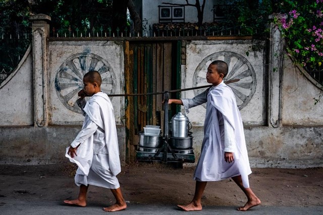 Lọt v&agrave;o v&ograve;ng chung kết l&agrave; bức ảnh "H&agrave;nh tr&igrave;nh của c&aacute;c nh&agrave; sư" tại Mandalay, Myanmar, ghi lại h&igrave;nh ảnh hai nh&agrave; sư kẻ đang đi khất thực. Ảnh: Alex Zyuzikov.&nbsp;